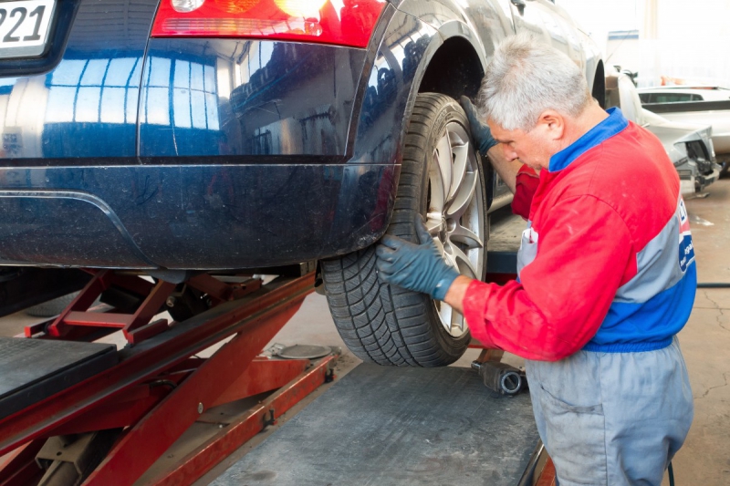 boutique-TENDE-min_auto_repair_repair_lift_auto_mechanic_work_clothes_master_professional_man_of_the_fold-685629