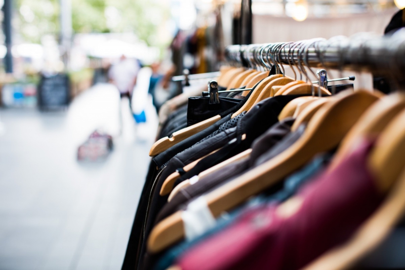 boutique-TENDE-min_blur_close_up_focus_hanger_jacket_market_people_rack-1176303