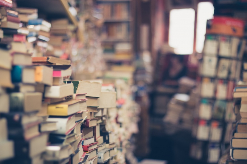 boutique-TENDE-min_books_stack_book_store_stack_of_books_2nd_hand_retro_hipster_shop-829090